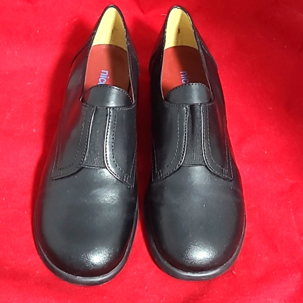 Nicole Size 6.5 Black Leather Gusseted Loafers
